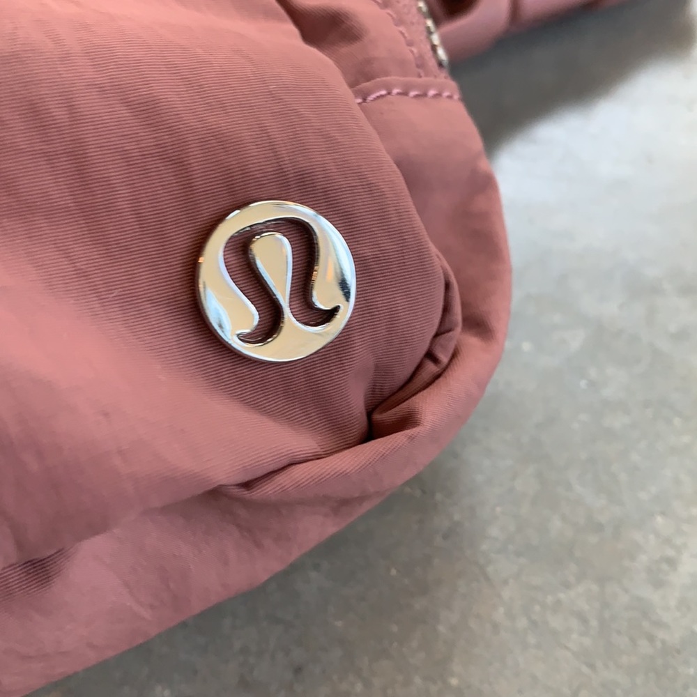 NWT Everywhere Belt Bag - Picture 9 of 11